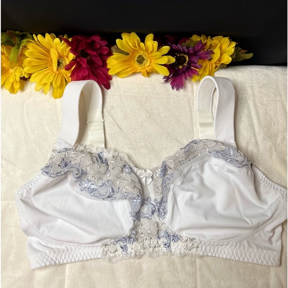 New Curve Muse Lingerie White Wireless Bra w/Embroidered Lace Plus Size 40DDD - Picture 3 of 8